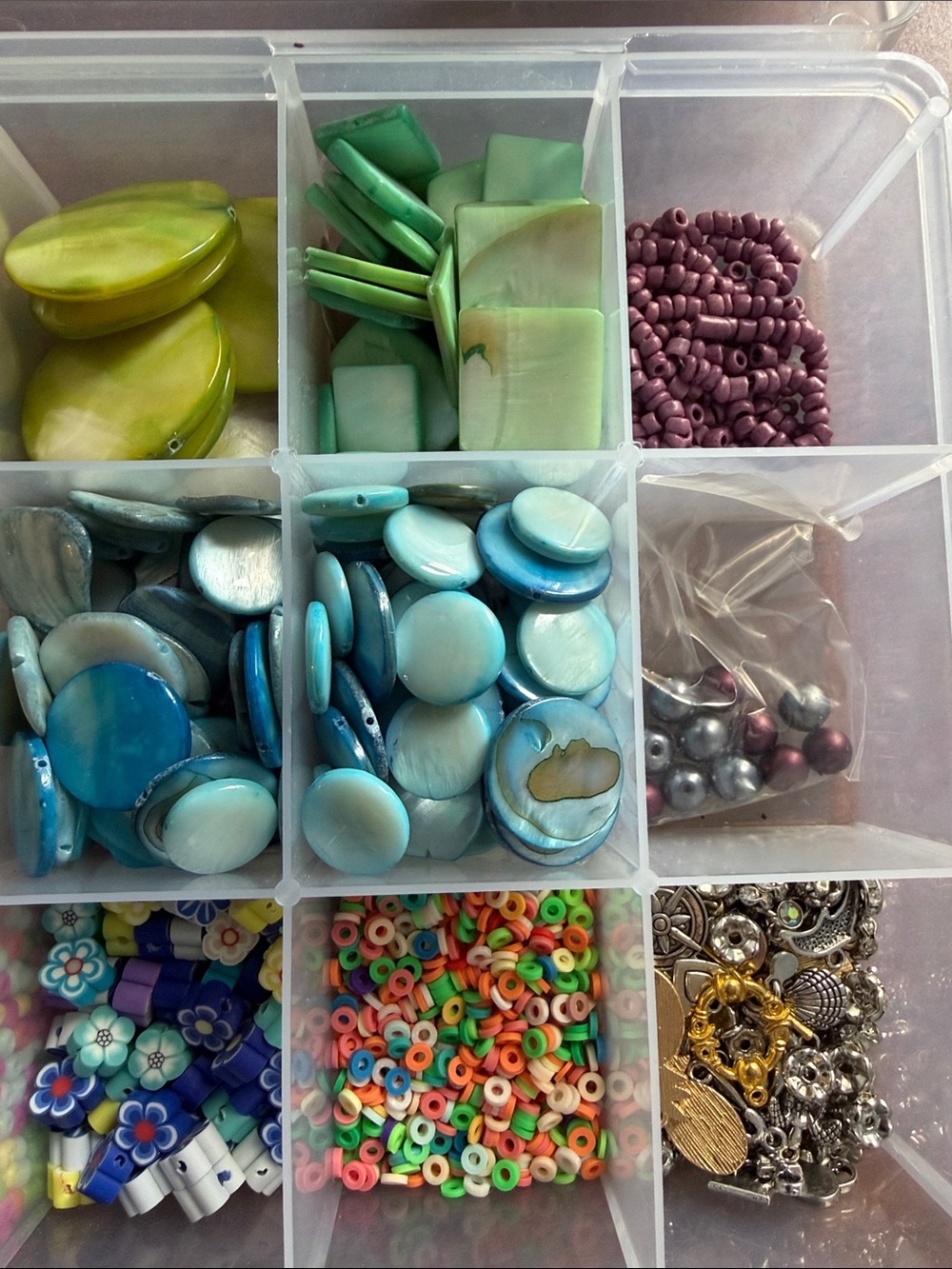 Large lot of beads with container - Picture 7 of 8